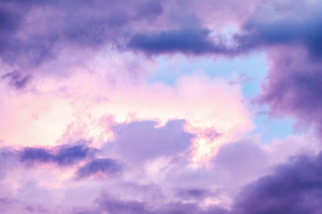 Zachte paarse wolkenlucht