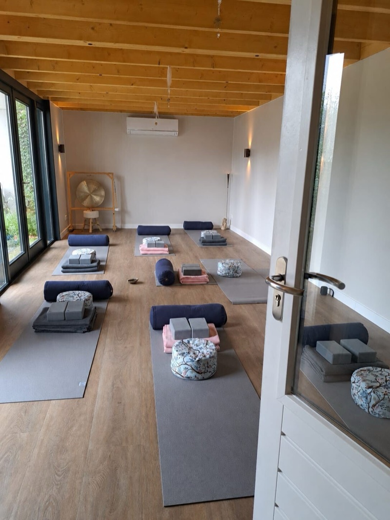 De praktijkruimte van Tijd voor Jou in Best, klaar voor een yin yoga les
